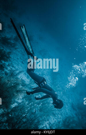 L'île de San Andrés, Colombie   vers mars 2017. Simulation d'Apnée de blackout durant un cours de plongée dans les Caraïbes. Banque D'Images