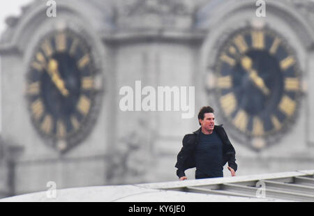 Tom Cruise court le long du toit de la gare de Blackfriars à Londres, pendant le tournage du nouveau film Mission Impossible 6. Banque D'Images