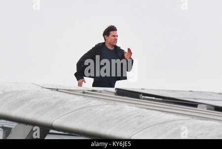 Tom Cruise court le long du toit de la gare de Blackfriars à Londres, pendant le tournage du nouveau film Mission Impossible 6. Banque D'Images