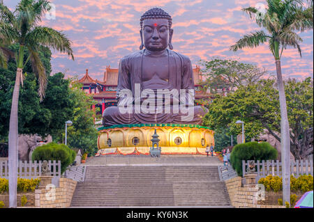 Vue de la nuit de la grande statue bouddhiste à changhua Banque D'Images