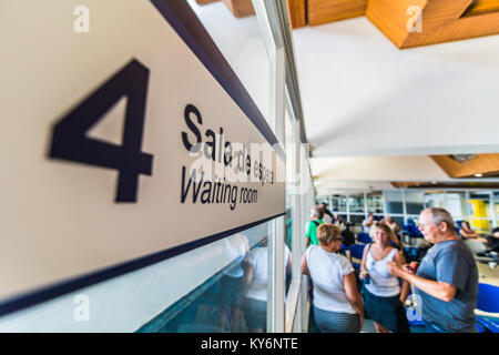 L'île de San Andrés, Colombie   vers mars 2017. Porte numéro quatre dans la salle d'attente à l'aéroport de San Andres. Banque D'Images