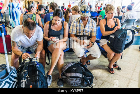 L'île de San Andrés, Colombie   vers mars 2017. Peu de gens avec les tablettes et téléphones portables dans la salle d'attente à l'aéroport de San Andres. Banque D'Images