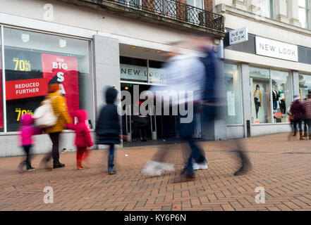 Les personnes qui s'y passé trouble d'un magasin New Look Banque D'Images