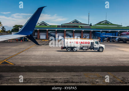 L'île de San Andrés, Colombie   vers mars 2017. Texaco camion-citerne de carburant sur la piste de l'aéroport de San Andres, Colombie Banque D'Images