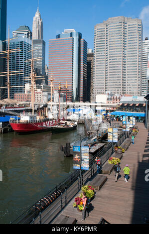 South Street Seaport et Pier 15, 16 et 17. Lower Manhattan, New York City, United States. Banque D'Images