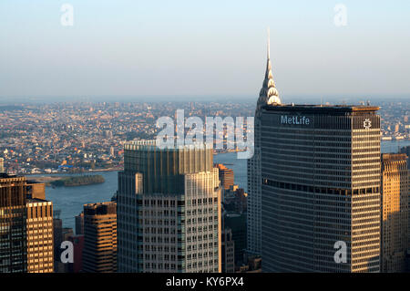 Vues de la Midtown avec Metlife building au premier plan et derrière le Chrysler Building. Banque D'Images