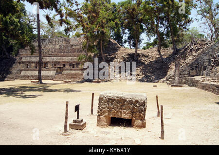 Autel de pierre et pyramide à Copan, Honduras Banque D'Images