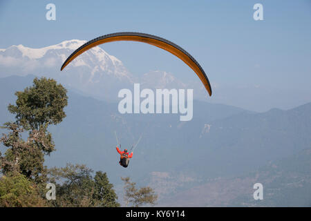 Parapente à Sarankot avec les montagnes en arrière-plan l'Annapurna, Pokhara, Népal Banque D'Images