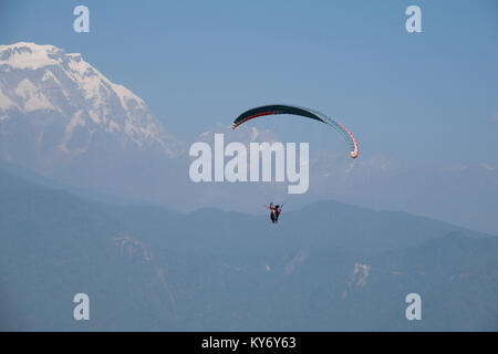 Parapente à Sarankot avec les montagnes en arrière-plan l'Annapurna, Pokhara, Népal Banque D'Images