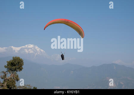 Parapente à Sarankot avec les montagnes en arrière-plan l'Annapurna, Pokhara, Népal Banque D'Images