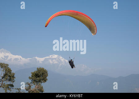 Parapente à Sarankot avec les montagnes en arrière-plan l'Annapurna, Pokhara, Népal Banque D'Images