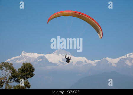 Parapente à Sarankot avec les montagnes en arrière-plan l'Annapurna, Pokhara, Népal Banque D'Images