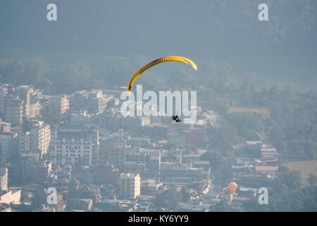 Parapente vol au dessus de Pokhara, Népal Banque D'Images