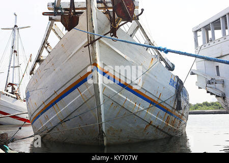 Sunda Kelapa est l'ancien port de Jakarta lorsque du fret peut être vu chargé de et vers le deux-mâts Pinisi distinctif la marine à voile. Banque D'Images