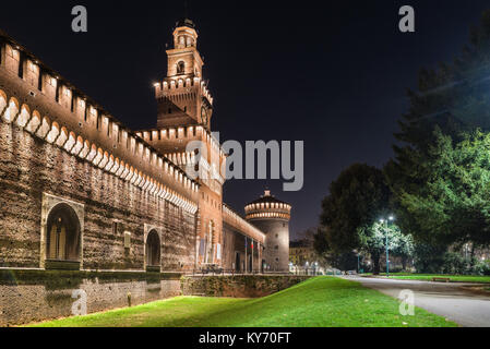 Milan, square, Italie. Chemin piétonnier public devant le Castello Sforzesco (Château des Sforza) entrée principale, dans la soirée Banque D'Images