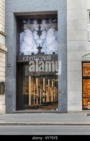 Milan, Italie - 10 août 2017 : Roberto Cavalli boutique au centre ville de Milan, concept de luxe, shopping, élégance et fabriqué en Italie Banque D'Images