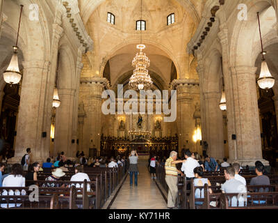 La Havane, Cuba - décembre 3, 2017 : Cathédrale de La Havane (Cuba) à l'intérieur avec des fidèles et touristes dans un dimanche de décembre Banque D'Images