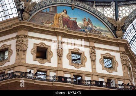 L'intérieur de la galerie Vittorio Emanuele, Milan, Italie. Fresque représentant l'Europe dans une lunette de la coupole de la galerie Vittorio Emanuele II, a ouvert ses portes le 15 S Banque D'Images