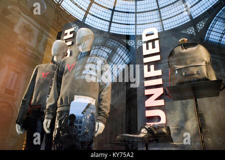 L'intérieur de la galerie Vittorio Emanuele, Milan, Italie. Vitrine Versace et duomo réflexe. Banque D'Images