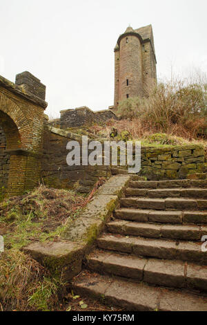 La tour à pigeons dans les jardins en terrasses à Rivington, précédemment partie de la succession de Lord Leverhulme. Étapes et divers éléments architecturaux. Banque D'Images