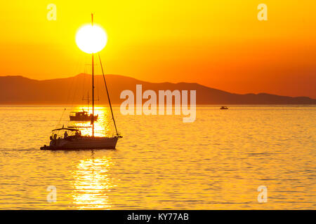 Coucher de soleil sur voilier dans la baie de Mykonos, Grèce, été 2017. Banque D'Images