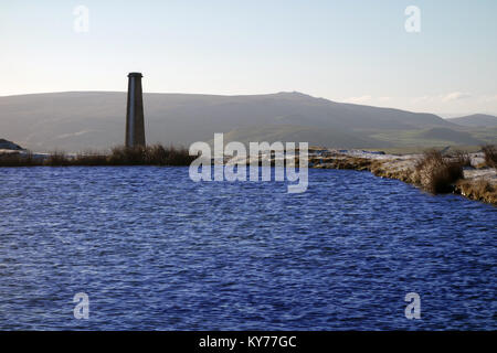 La cheminée de l'usine de l'éperlan, Coalgrovebeck & Réservoir at Cracoe est tombé de Grassington Maures mines désaffectées Wharfedale, Yorkshire Dales National Park, Banque D'Images