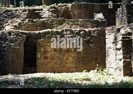 Mur de pierre de la vieille maison en ruine à Palenque, Mexique Banque D'Images