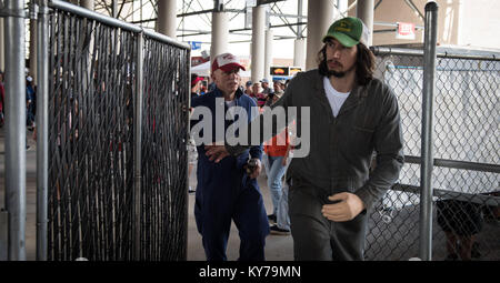 DATE DE SORTIE : Août 18, 2017 TITRE : Logan Lucky STUDIO : Photos Trans-Radial Approach Réalisateur : Steven Soderbergh Résumé : Deux frères tentent d'extraire un heist lors d'une course de NASCAR en Caroline du Nord. Avec : ADAM DRIVER comme Clyde Logan. (Crédit Image : © Photos/Images Divertissement Trans-Radial approach) Banque D'Images