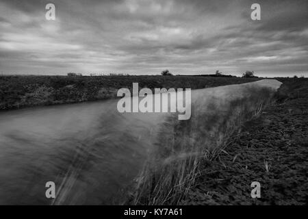 Jour de vent sur la vieille ville de la rivière Nene, Ramsey, Fenland, Cambridgeshire, Angleterre, RU Banque D'Images