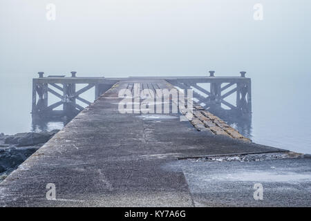 L'ancienne jetée à Portencross en Ecosse recouvert de brume sur un jour froid en hiver Scotlands temps. Banque D'Images