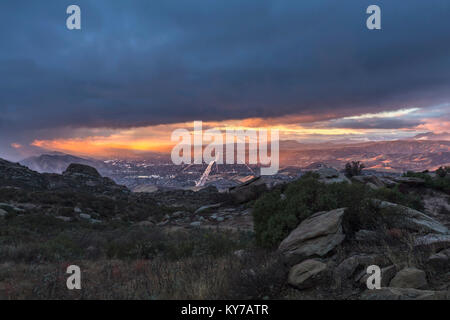 Tempête de la suppression d'au-dessus de Simi Valley, près de Los Angeles, Californie. Vue du pic rocheux, dans les montagnes de Santa Susana. Banque D'Images