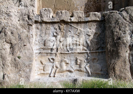 Bas-relief avec la bataille sur le mur de tombe royale à Naqsh-e Rostam, Iran Banque D'Images