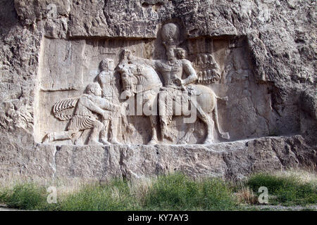 Bas-relief sur la paroi de la tombe royale à Naqsh-e Rostam, Iran Banque D'Images