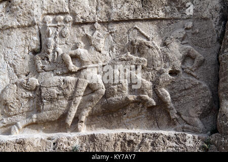 Bas-relief sur la tombe royale à Naqsh-e Rostam près de Persépolis, l'Iran Banque D'Images