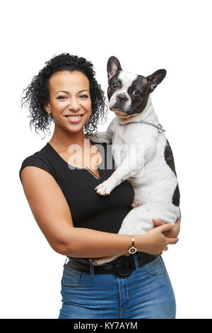 Belle Jeune femme tenant Bouledogue français chien. studio shot isolé sur fond blanc. Copiez l'espace. Banque D'Images