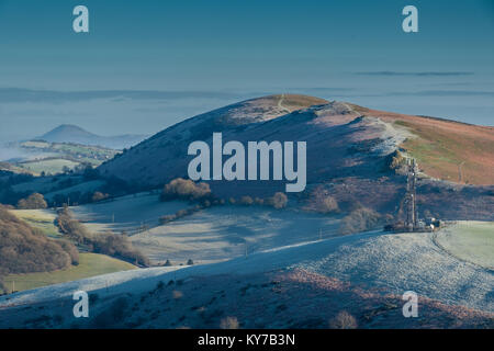 Givre sur les flancs de l'ouest d'espoir Bowdler Hill et Hill Faye Hellner, vu de Ragleth Hill, près de Church Stretton, Shropshire, Angleterre Banque D'Images