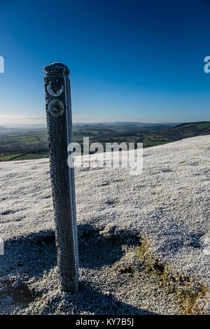 Hoar-waymarker dépoli sur l'extrémité sud de la colline, donnant sur Ragleth South Shropshire, près de Church Stretton, Shropshire, Angleterre Banque D'Images