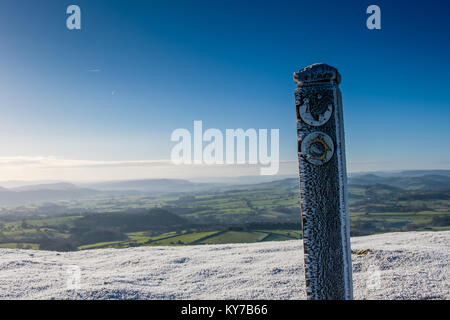 Hoar-waymarker dépoli sur l'extrémité sud de la colline, donnant sur Ragleth South Shropshire, près de Church Stretton, Shropshire, Angleterre Banque D'Images