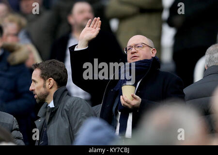 Gestionnaire de l'Angleterre Gareth Southgate (droite) et le directeur général de Newcastle United Lee Charnley au cours de la Premier League match à St James' Park, Newcastle. Banque D'Images