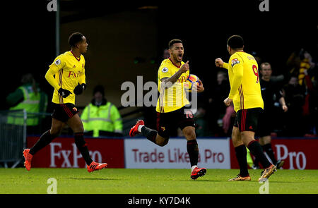 Watford's Andre Gray (centre) célèbre marquant son but premier du côté du jeu au cours de la Premier League match à Vicarage Road, Watford Banque D'Images