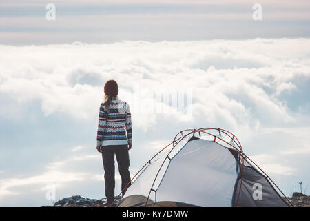 Sur femme seule falaise de montagne nuages brumeux sur fond de paysage concept de vie Voyage Vacances aventure camping en tente en plein air Banque D'Images
