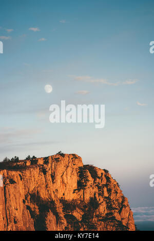 Montagnes Rocheuses Cliff et la lune coucher du soleil Vue aérienne Voyage Paysage paysage serein de la nature sauvage Banque D'Images