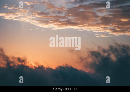 Plus de ciel coucher de soleil paysage serein nuages voyage vue panoramique magnifique vol couleurs naturelles Banque D'Images