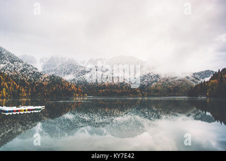Bateaux sur l'eau de lac et de conifères Forêt d'automne voyage paysage serein concept vue panoramique Banque D'Images