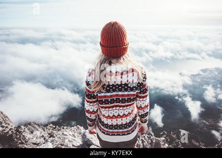 Woman traveler debout sur la montagne de nuages plus profiter vue aérienne de Vie Voyage aventure concept réussite vacances active outdoor harmon Banque D'Images