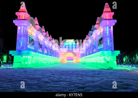 Harbin Ice Festival couleurs 2018 nuit illuminations et fun Banque D'Images