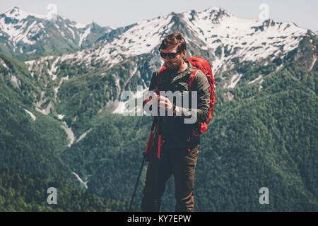 L'homme voyageur avec sac à dos trekking dans les montagnes de Vie Voyage aventure concept vacances actives dans la nature en plein air Banque D'Images