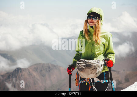 Woman climbing sur la montagne de style de voyage Vacances aventure concept active outdoor sport alpinisme émotions bonheur succès Banque D'Images