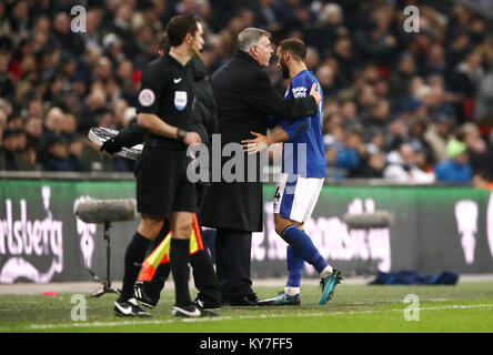 L'Everton Cenk Tosun est félicité pour ses efforts par manager Sam Allardyce au cours de la Premier League match au stade de Wembley, Londres. Banque D'Images