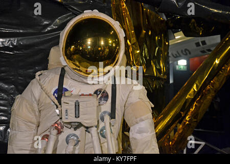 Combinaison spatiale, astronaute, à côté d'une réplique de l'US Lunar Lander Space Craft au Science Museum, Londres, Royaume-Uni Banque D'Images